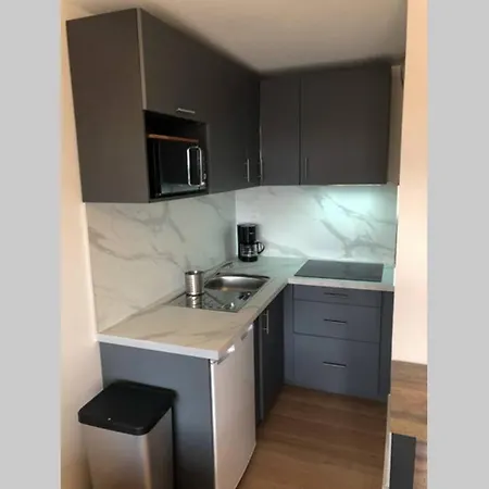 En Bord De Apartment Sete